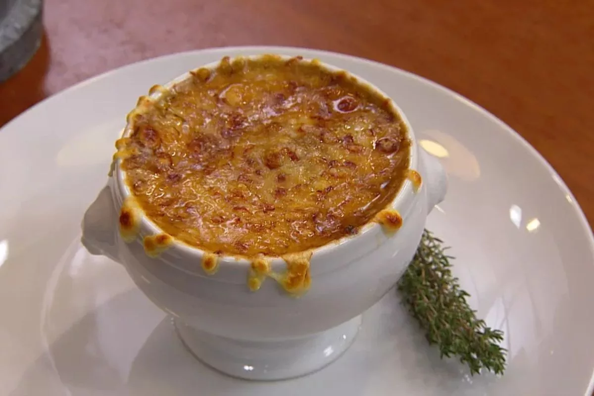 A sopa de cebola é uma boa saída para os dias de frio