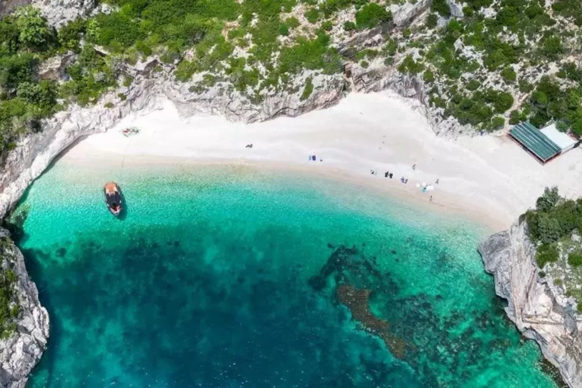 Albânia tem praias paradisíacas que são um refúgio para turistas de todo o mundo