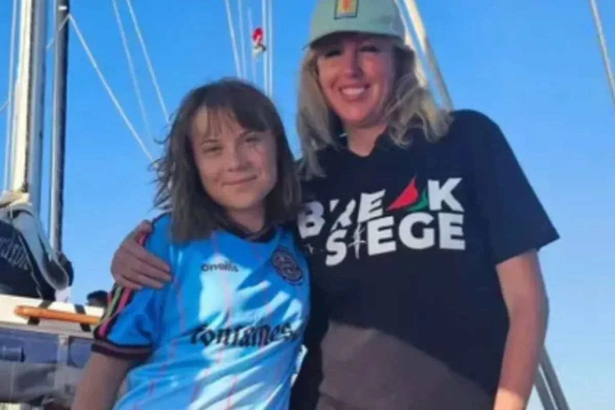 Greta Thunberg com a camisa do Bohemian FC, da Irlanda