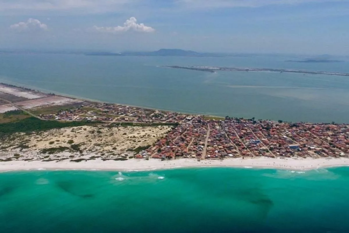 Praia da Figueira é um refúgio natural para quem quer tranquilidade e águas cristalinas