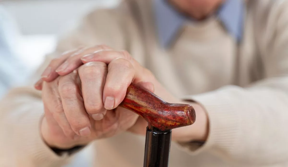 Com o tempo, Os movimentos tornam-se visivelmente mais lentos e atividades da vida diária, como vestir-se e comer