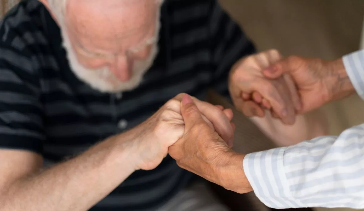 Em um dos estágios da doença de Parkinson o indivíduo precisa de ajuda ou aparelhos para caminhas ou levantar