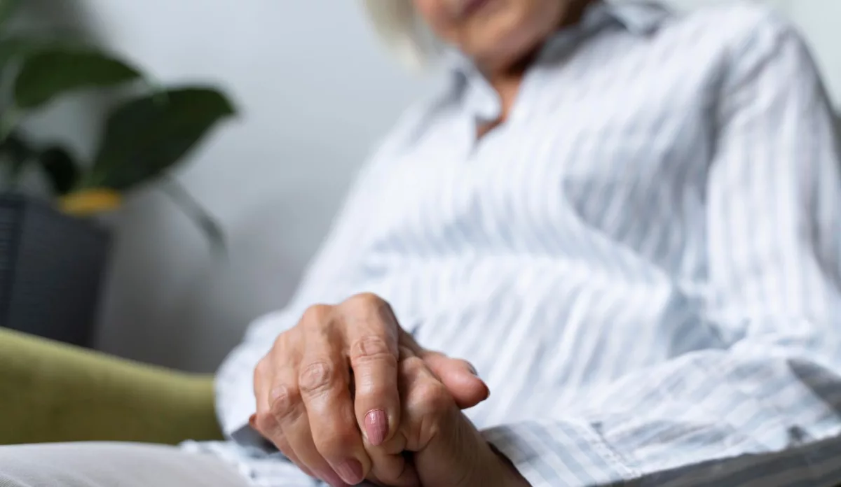 Entre os estágios da Doença de Parkinson, estão os tremores, rigidez e dificuldade de equilíbrio e coordenação - Foto: Pexels