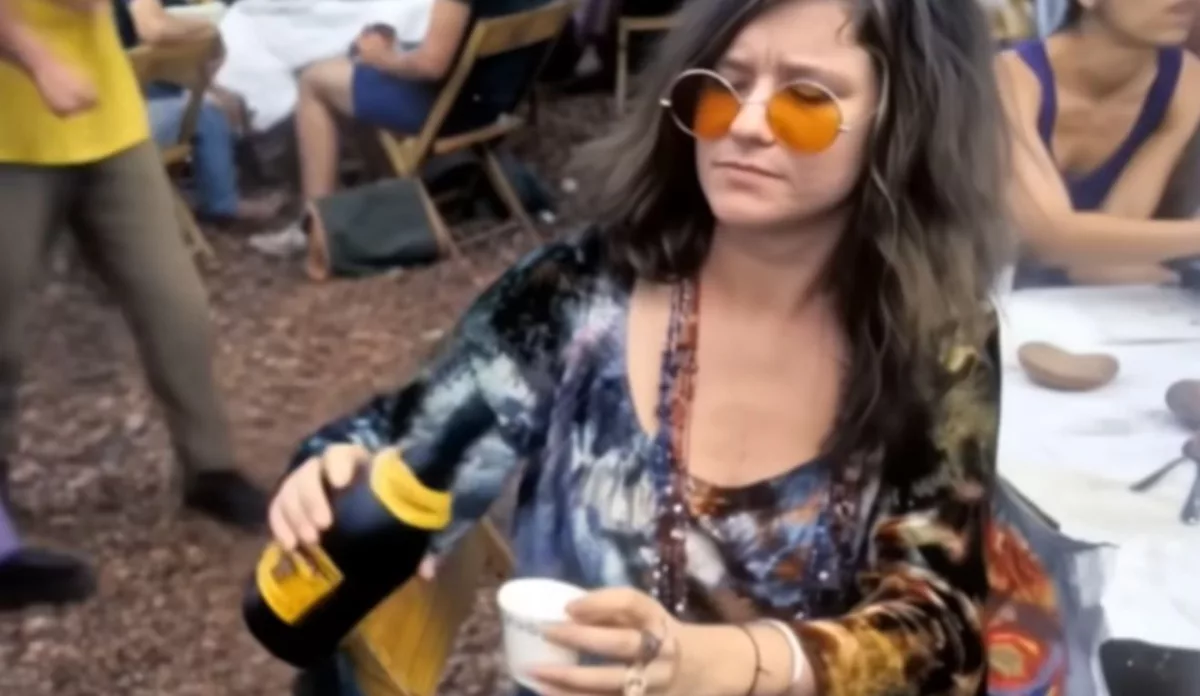 Janis Joplin, figura emblemática do festival, refrescando-se com uma cerveja