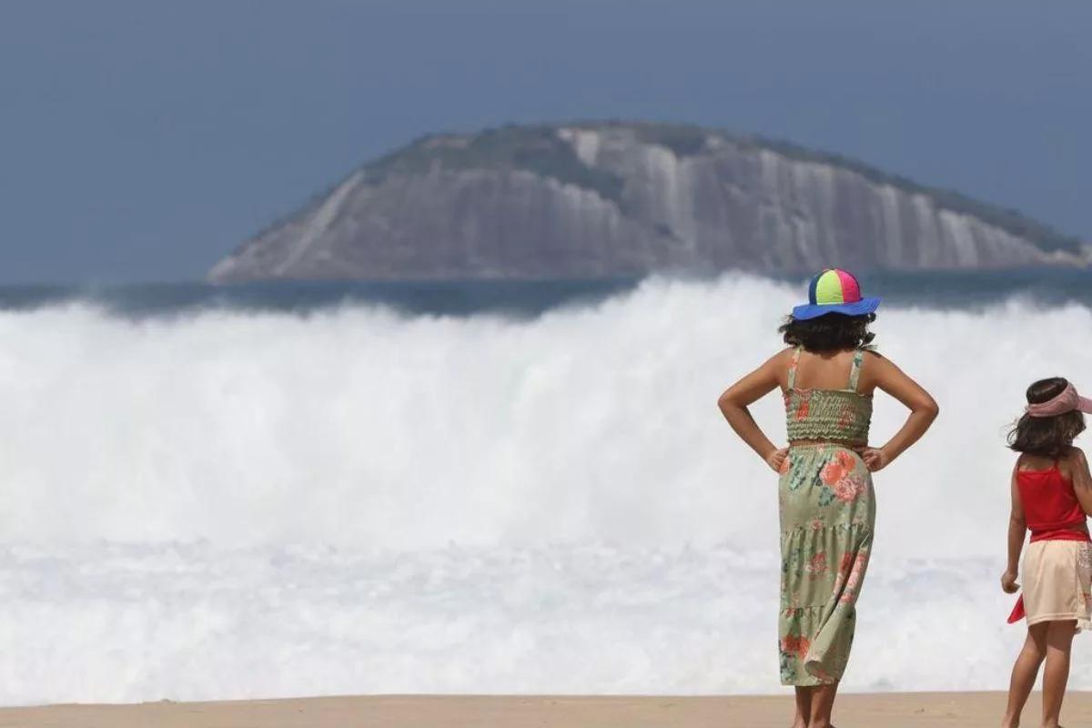 Ressaca no Leblon fez as ondas chegarem à pista da Rua Delfim Moreira
