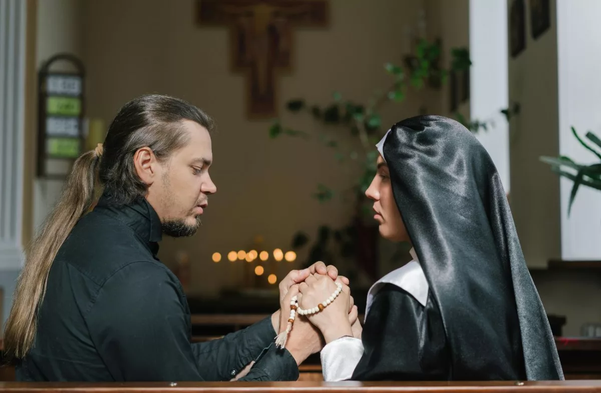 Padres e freiras têm uma série de obrigações, entre elas o celibato, que é a proibição do casamento