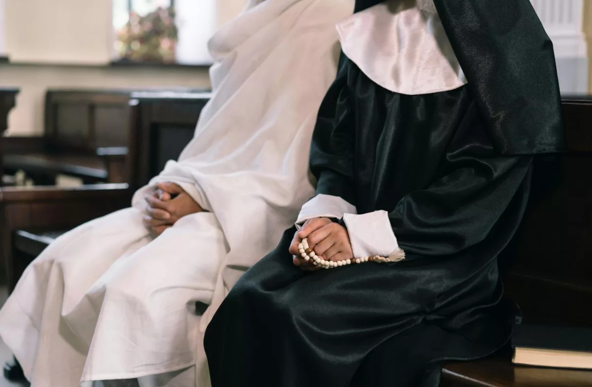 Há tratamento diferentes para padres e freiras, dependendo da origem da religião, mesmo católica