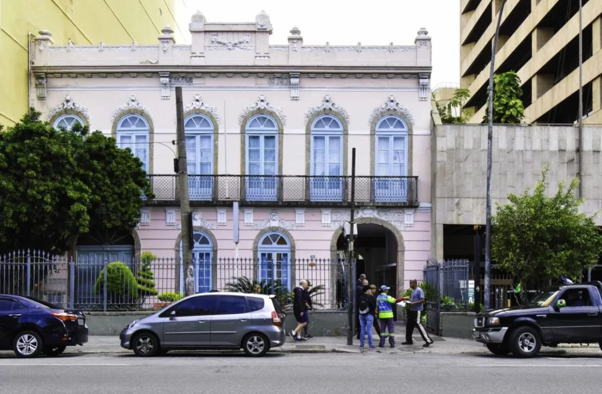 Pedágio de banheiro passou a ser cobrado em escola conceituada na Zona Sul do Rio