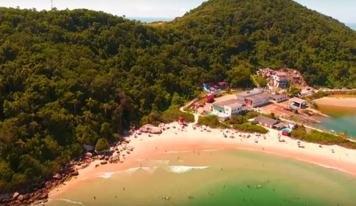 Praia secreta em São Francisco do Sul é uma das mais bonitas do município