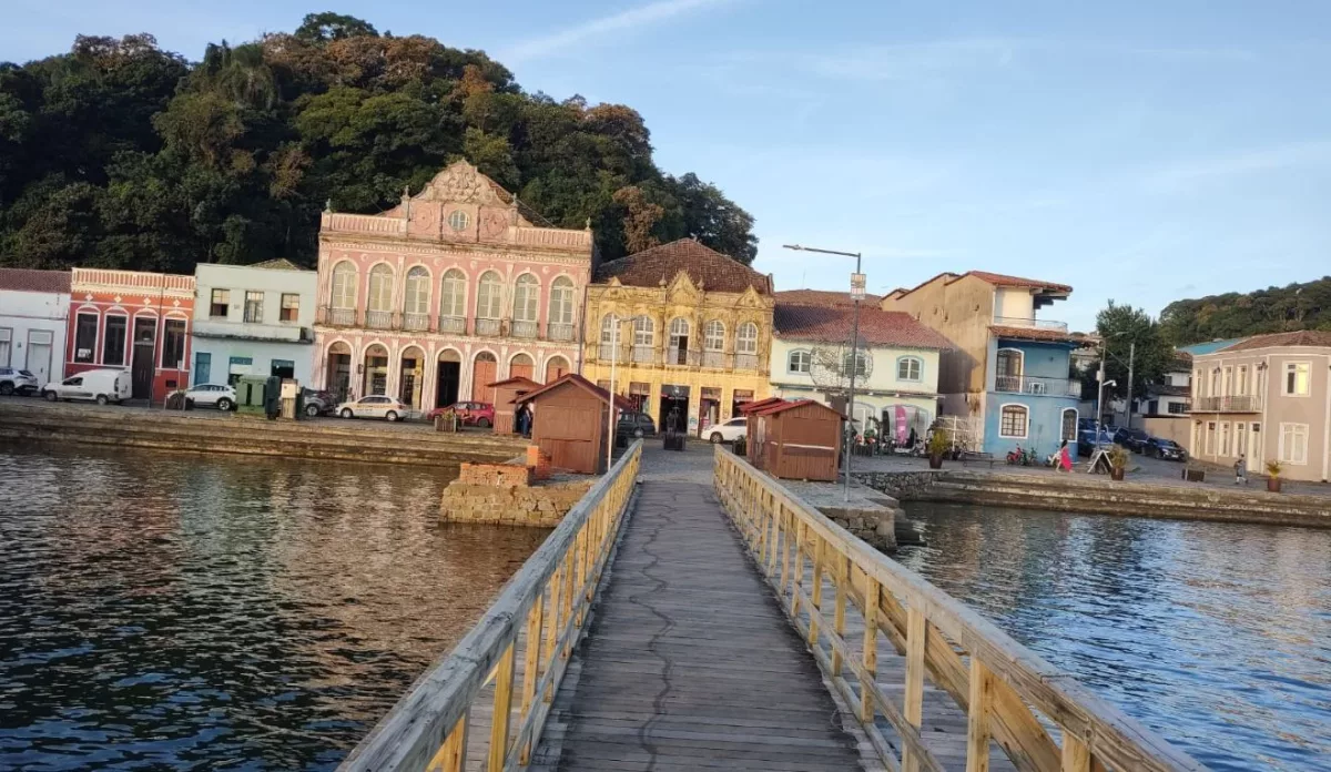 Centro histórico: cidade esconde belezas como uma praia secreta em São Francisco do Sul num recanto natural