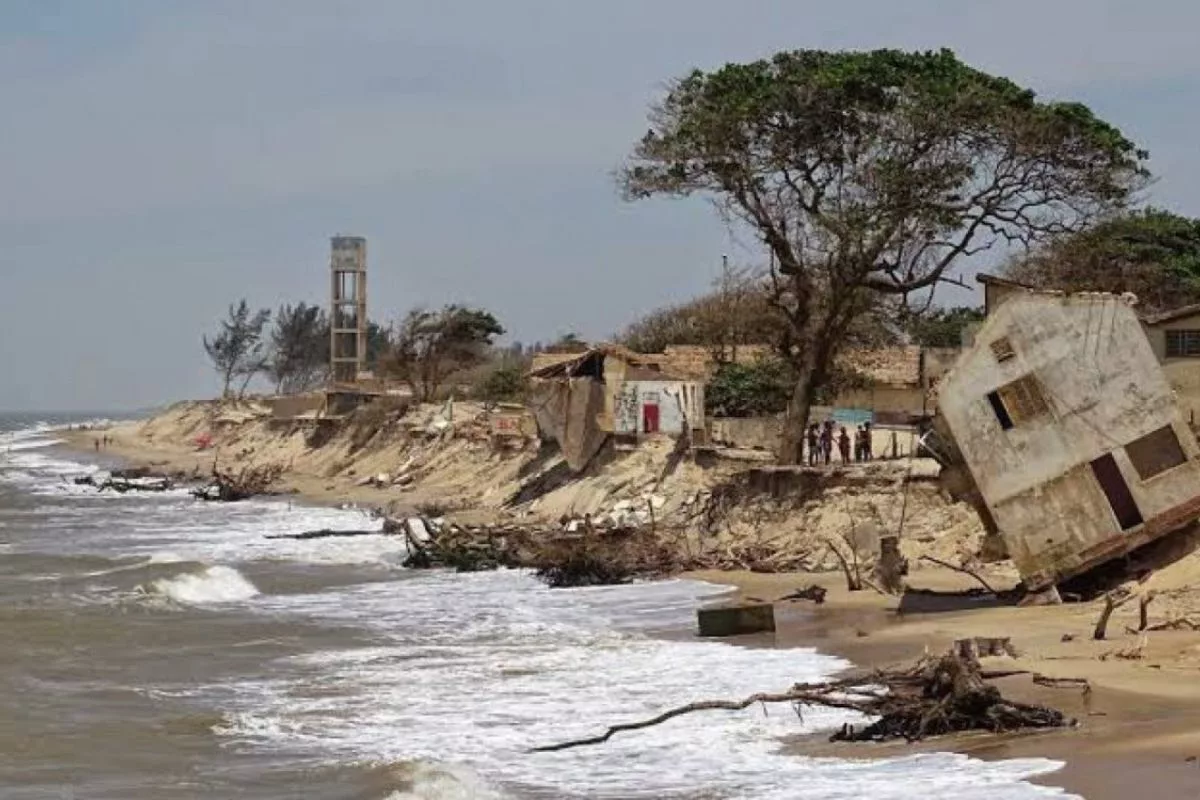 Mar avança praia adentro em Atafona