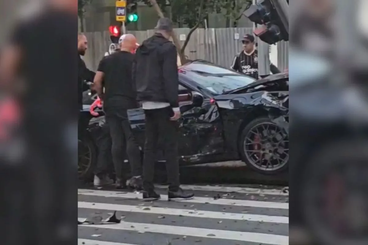 Porsche onde estavam Gato Preto e Bia Miranda após acidente