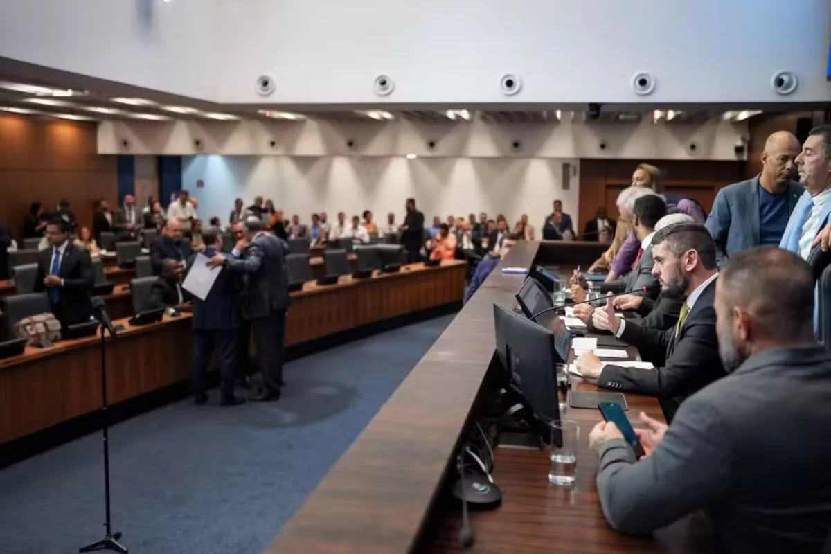 Deputados da Alerj votaram pela manutenção da 'gratificação faroeste' aos policiais civis