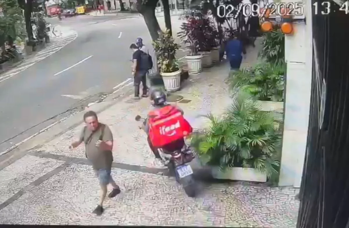 Motoqueiro acelera aproveitando distração do dono do celular