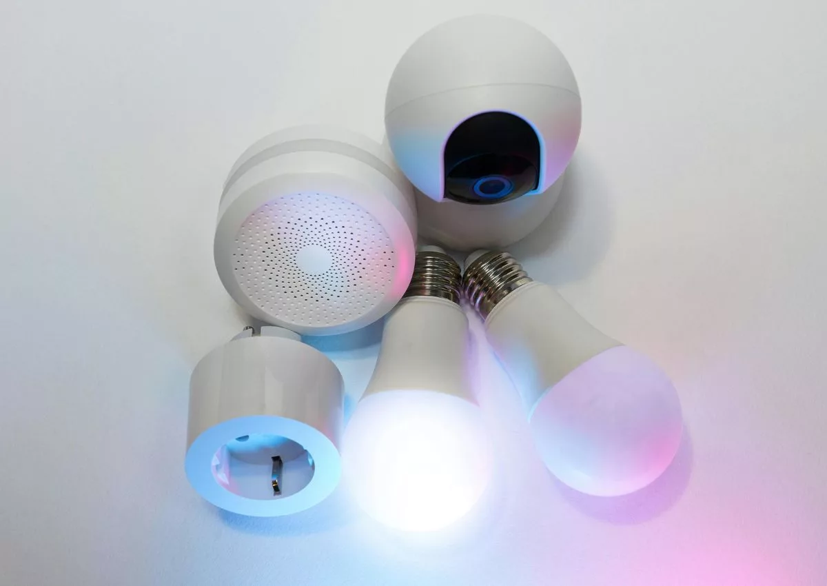 Lâmpadas com sensor de movimento ou agendamento são simples de instalar nas casas inteligentes
