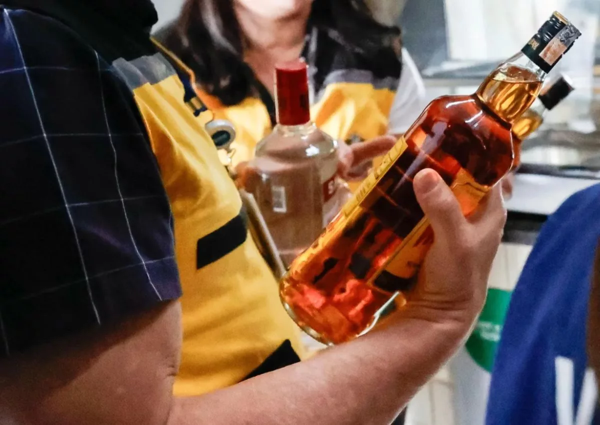 Milhares de garrafas suspeitas foram apreendidas pela Vigilância Sanitária para análise