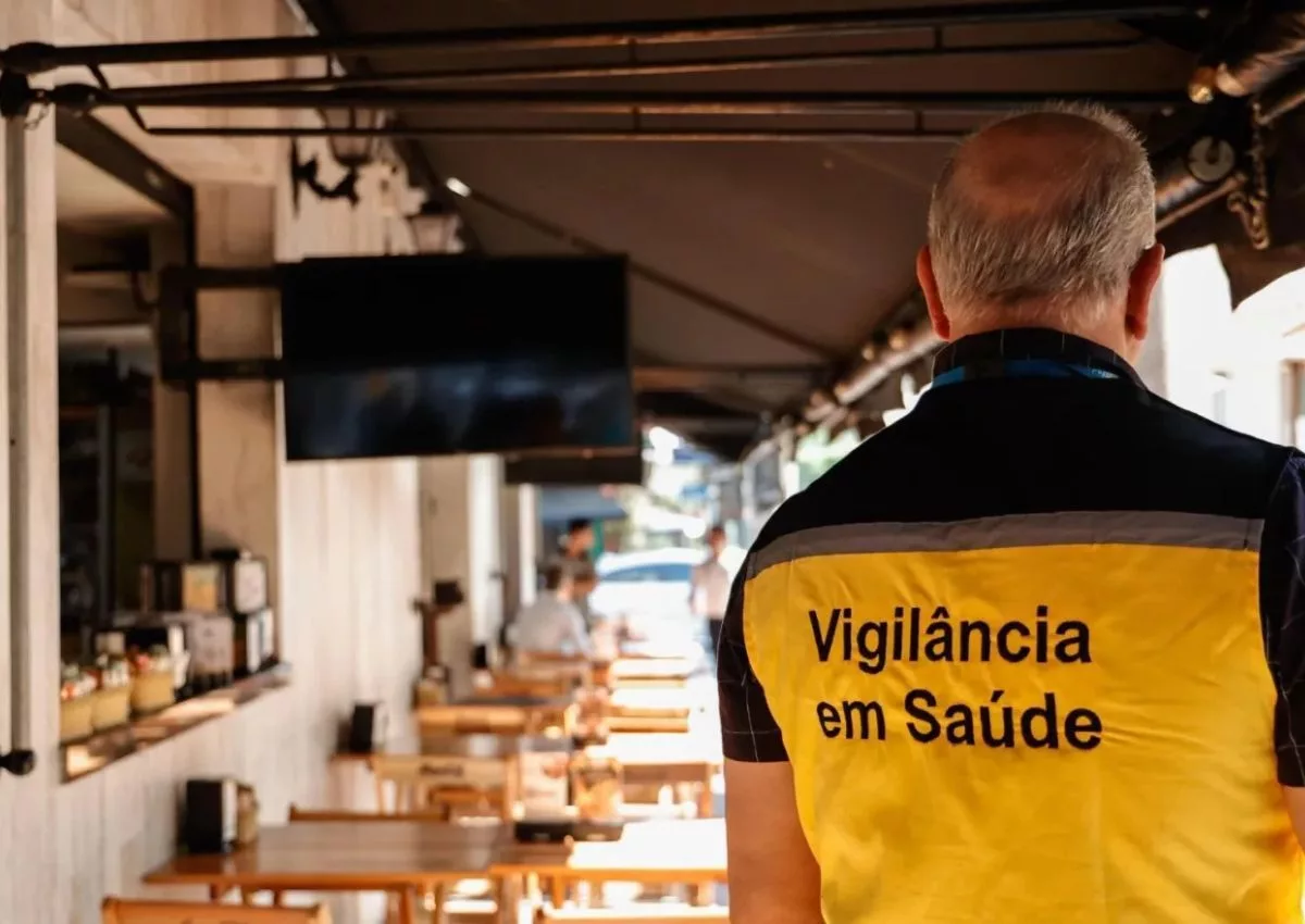 Em meio a suspeitas de intoxicação por metanol, governo de São Paulo fiscaliza comércios suspeitos de vender bebidas adulteradas 