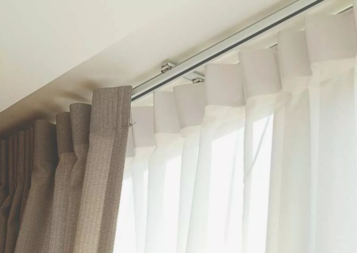 Com a abordagem DIY, é possível aproveitar trilhos, cortinas ou motores já existentes