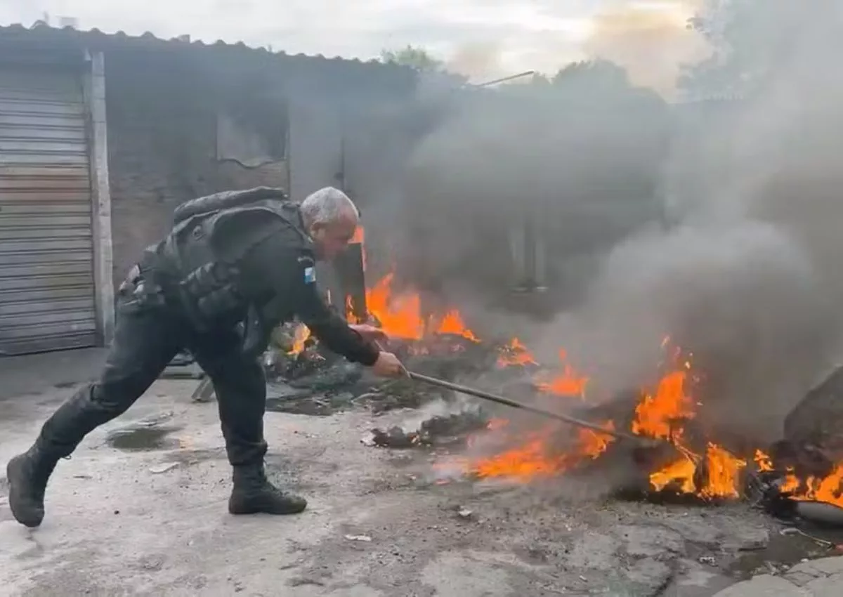 Policial militar retira barricada na Cidade de Deus, no Rio de Janeiro