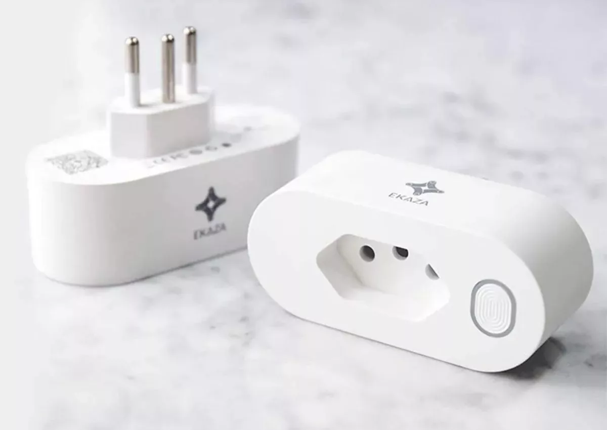 Nesta tomada inteligente, é possível fazer o monitoramento da energia que o aparelho conectado a ela consome