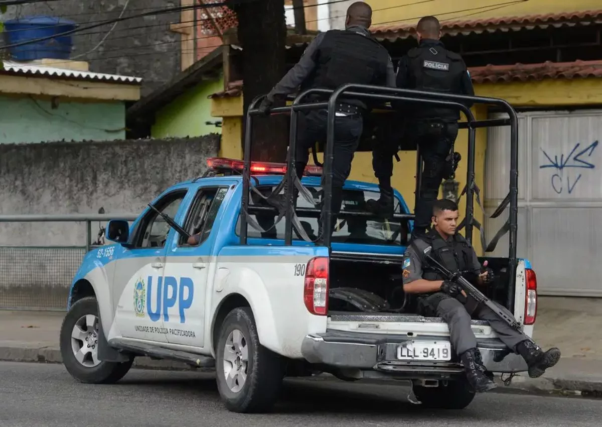 O Rio convive há décadas com confrontos armados frequentes e um cotidiano marcado pelo medo em diversas comunidades
