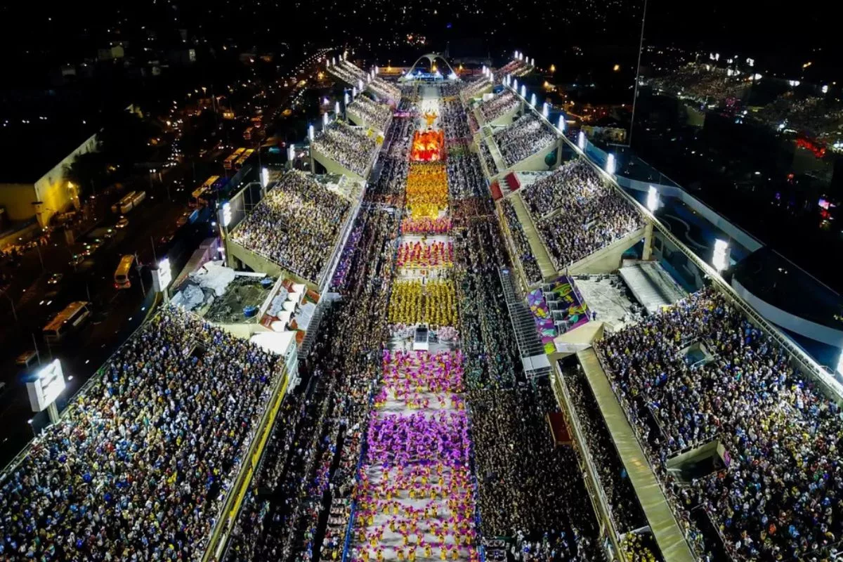 Os desfiles das escolas de samba do Grupo Especial estabelecem o calendário oficial na prática