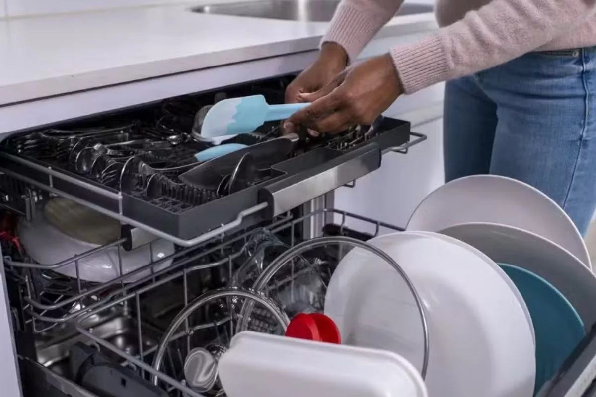 Lava-louça automático otimiza o consumo de água