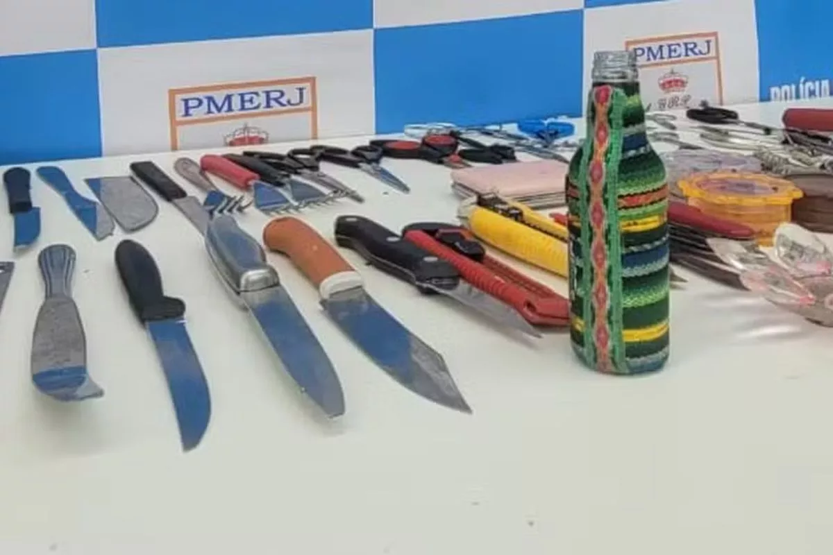 Armas branca apreendidas pela polícia durante desfile de megablocos de carnaval