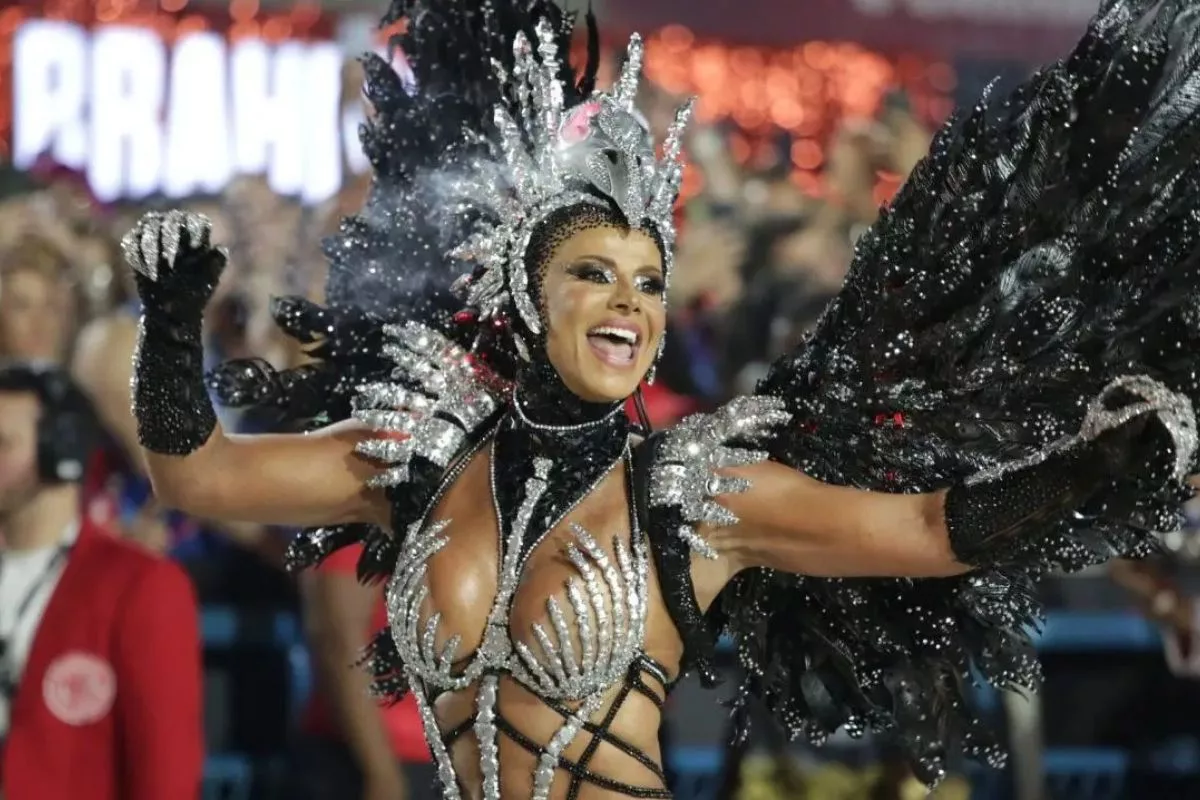 Salgueiro da rainha Viviane Araújo fecha o desfile do Grupo Especial