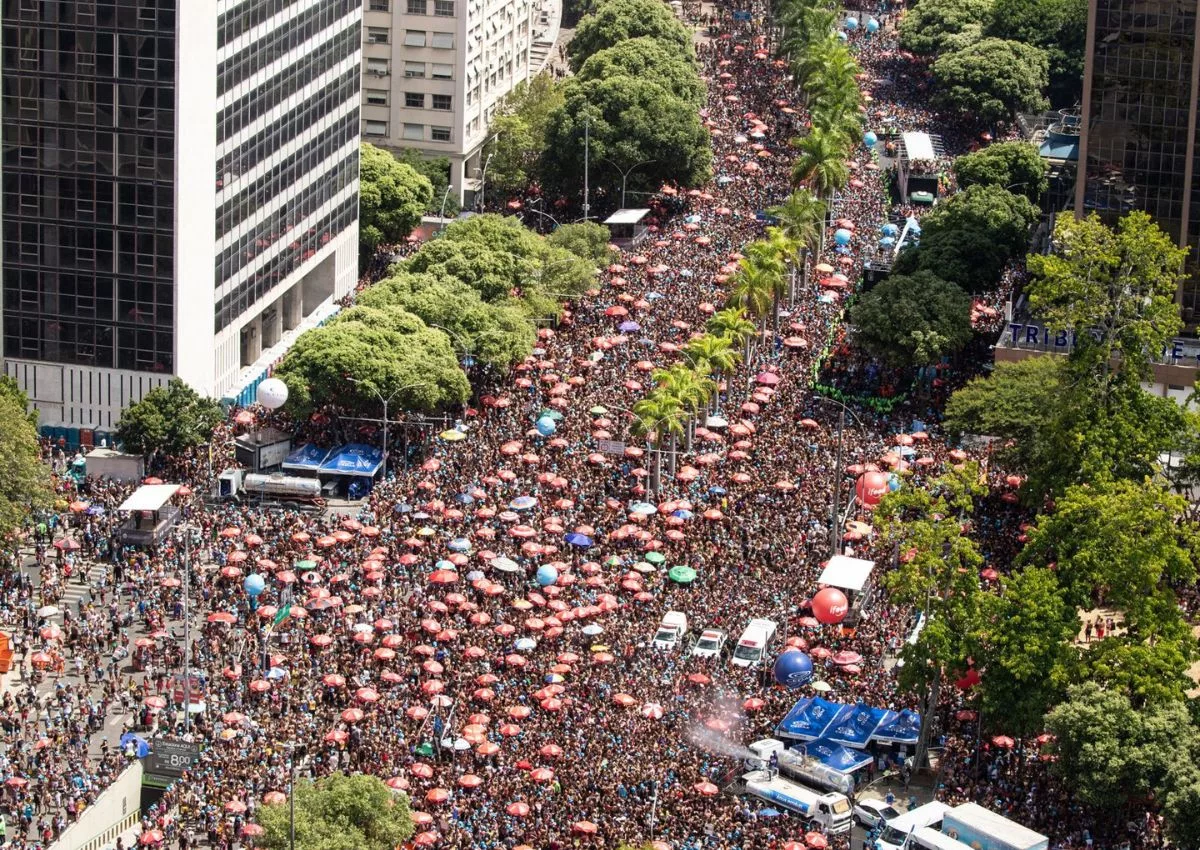Ruas do Rio de Janeiro lotadas em dia de blocos durante o Carnaval
